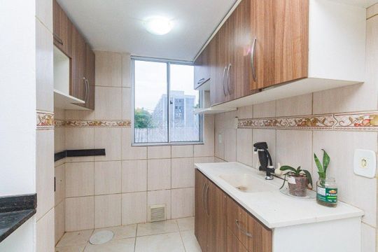 Cozinha de apartamento para alugar com 2 quartos, 48m² em Jardim Dona Leopoldina, Porto Alegre