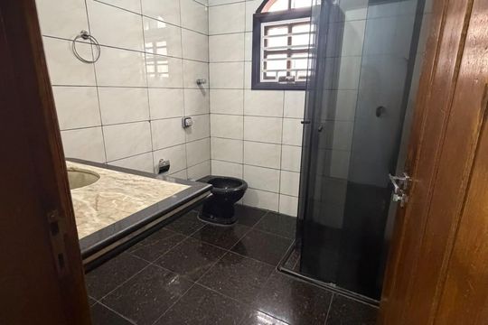 Banheiro de casa para alugar com 3 quartos, 150m² em Cidade São Francisco, São Paulo