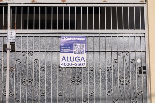 Placa GRANDE instalada no portão do imóvel, dia 03.08.2026 - Código da placa: UYLW-652 de casa para alugar com 4 quartos, 110m² em Jardim das Camelias, São Paulo