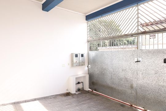 Garagem de casa para alugar com 4 quartos, 110m² em Jardim das Camelias, São Paulo