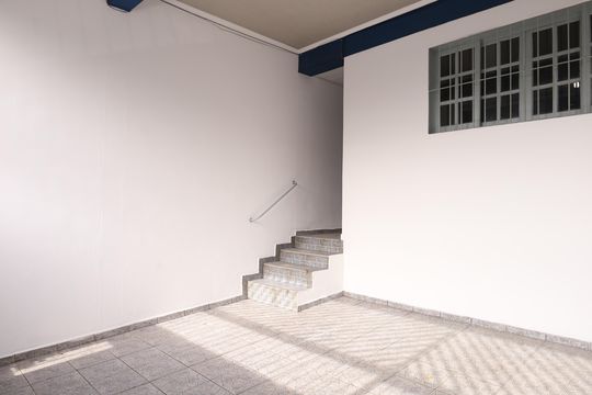Garagem de casa para alugar com 4 quartos, 110m² em Jardim das Camelias, São Paulo