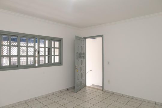 Casa para alugar com 4 quartos, 110m² em Jardim das Camelias, São Paulo