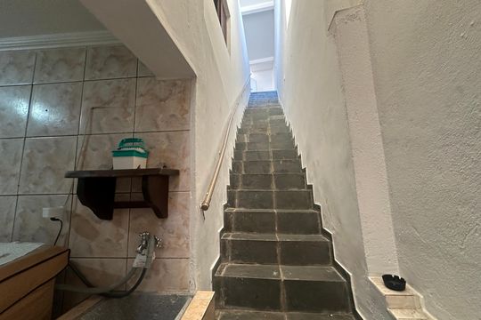 Escada de casa à venda com 4 quartos, 233m² em Parque dos Camargos, Barueri