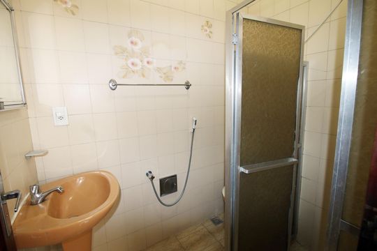 Banheiro de casa para alugar com 2 quartos, 60m² em Penha, Rio de Janeiro