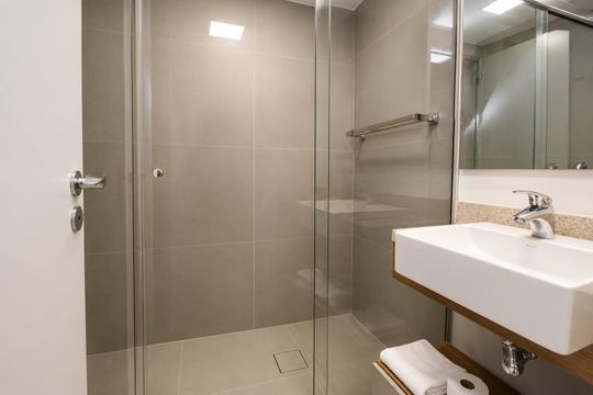 Banheiro de kitnet/studio para alugar com 1 quarto, 24m² em Boa Vista, Porto Alegre