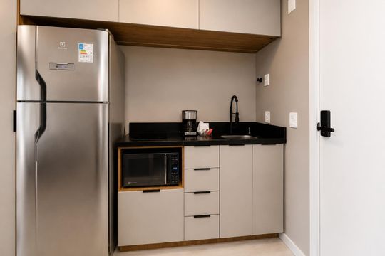Cozinha de kitnet/studio para alugar com 1 quarto, 24m² em Boa Vista, Porto Alegre