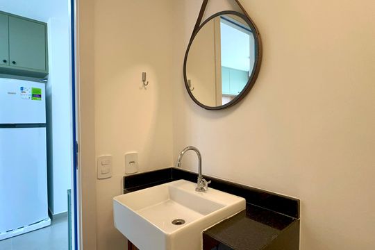 Banheiro de kitnet/studio para alugar com 1 quarto, 28m² em Pinheiros, São Paulo