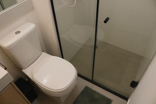 Banheiro de kitnet/studio para alugar com 1 quarto, 27m² em Perdizes, São Paulo