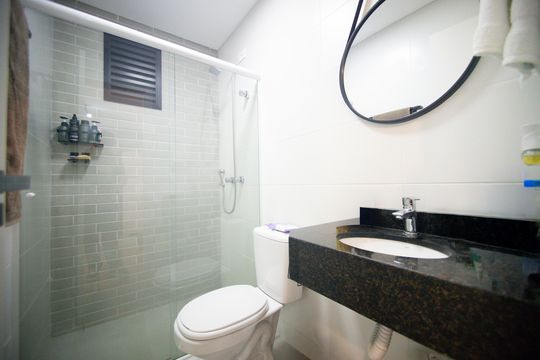 Banheiro de apartamento à venda com 1 quarto, 32m² em Campo Comprido, Curitiba