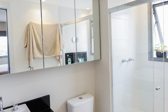 Banheiro da suíte de apartamento para alugar com 2 quartos, 71m² em Santo Amaro, São Paulo