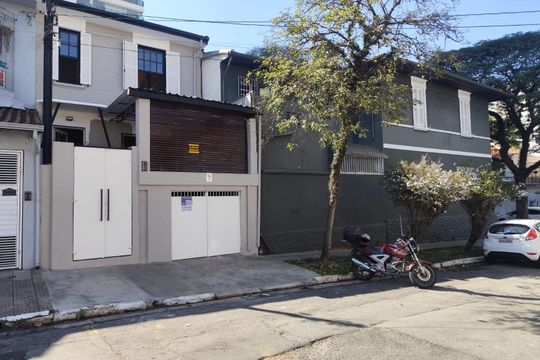 Fachada de casa à venda com 1 quarto, 140m² em Vila Mariana, São Paulo