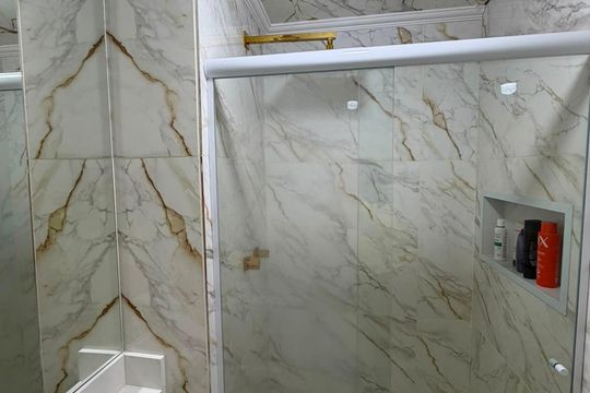Banheiro de apartamento à venda com 3 quartos, 58m² em Parque Jaçatuba, Santo André
