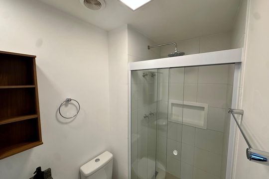 Banheiro de kitnet/studio para alugar com 1 quarto, 24m² em Jardim das Acacias, São Paulo