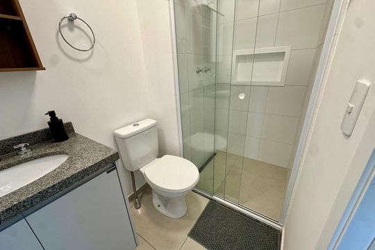 Banheiro de kitnet/studio para alugar com 1 quarto, 24m² em Jardim das Acacias, São Paulo