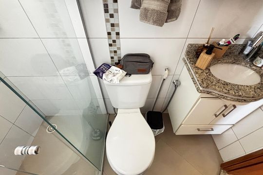 Banheiro de apartamento à venda com 2 quartos, 56m² em Vila Valparaíso, Santo André