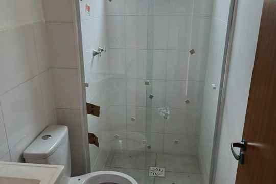 Banheiro de apartamento para alugar com 2 quartos, 52m² em Vila Satúrnia, Campinas