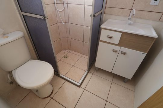 Banheiro  de apartamento à venda com 2 quartos, 40m² em Mato Grande, Canoas