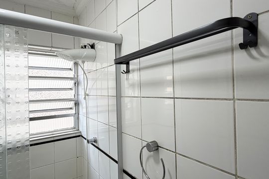 Banheiro de apartamento para alugar com 1 quarto, 44m² em Ponta da Praia, Santos