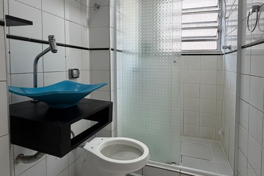 Banheiro de apartamento para alugar com 1 quarto, 44m² em Ponta da Praia, Santos