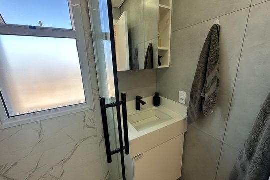 Banheiro de apartamento à venda com 3 quartos, 58m² em Vila Militar, Barueri