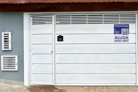 Placa grande instalada na fachada do imóvel de casa para alugar com 3 quartos, 145m² em Jardim Presidente Dutra, Guarulhos
