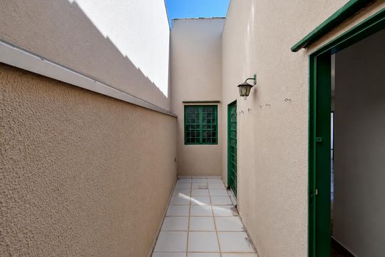 Área externa de casa para alugar com 3 quartos, 115m² em Jardim Karaíba, Uberlândia