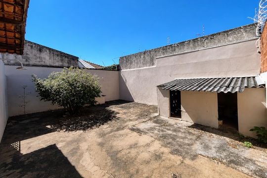 Área externa de casa para alugar com 3 quartos, 115m² em Jardim Karaíba, Uberlândia
