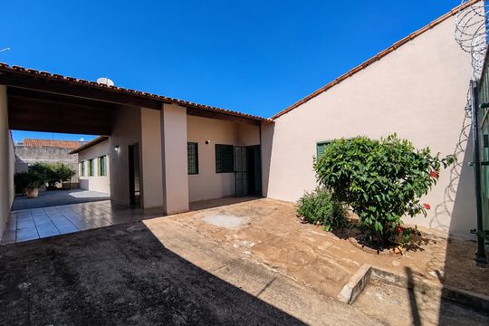 Área externa de casa para alugar com 3 quartos, 115m² em Jardim Karaíba, Uberlândia