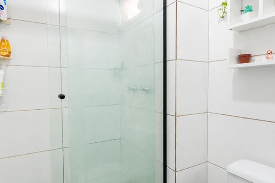 Banheiro de apartamento à venda com 2 quartos, 53m² em Fátima, Canoas