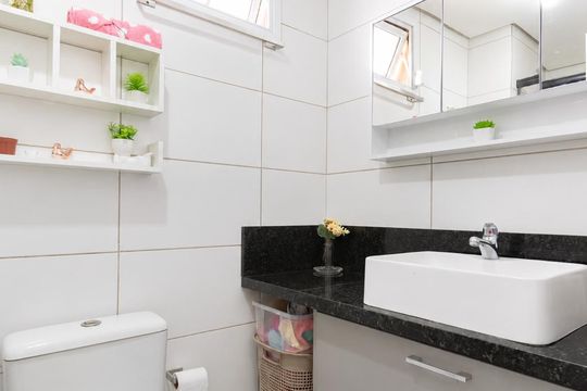 Banheiro de apartamento à venda com 2 quartos, 53m² em Fátima, Canoas