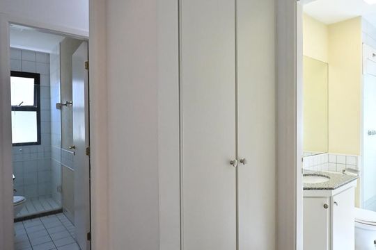 Corredor de apartamento à venda com 3 quartos, 189m² em Real Parque, São Paulo