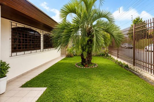 Área externa de casa para alugar com 4 quartos, 275m² em Bacacheri, Curitiba