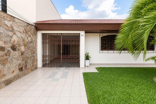 Área externa de casa para alugar com 4 quartos, 275m² em Bacacheri, Curitiba