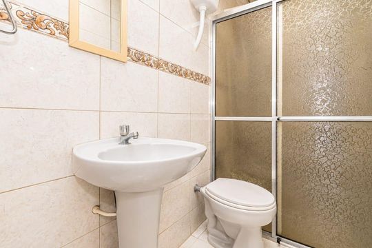 Banheiro de casa para alugar com 4 quartos, 275m² em Bacacheri, Curitiba