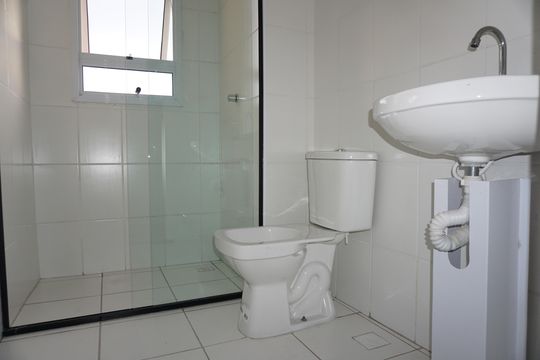 Banheiro de apartamento para alugar com 2 quartos, 45m² em Jardim Vitória, Embu das Artes
