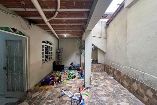 Varanda de casa à venda com 3 quartos, 90m² em Nacional, Contagem