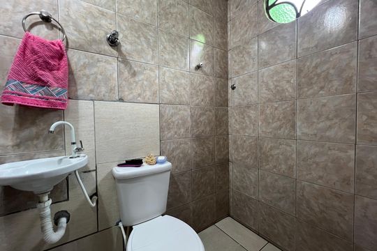 Banheiro da Suíte de casa à venda com 3 quartos, 90m² em Nacional, Contagem