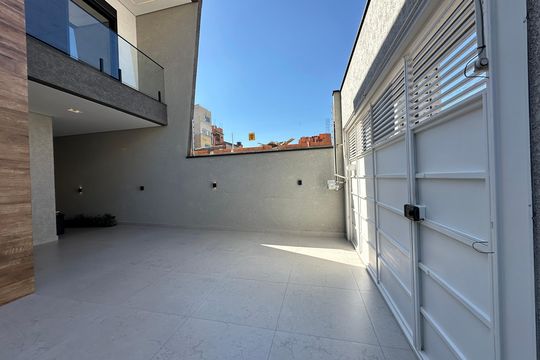 Garagem de casa à venda com 3 quartos, 138m² em Votupoca, Barueri