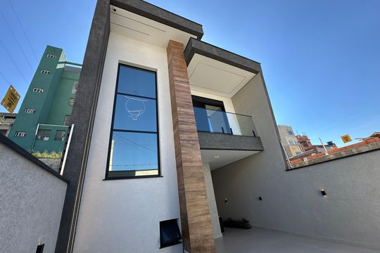 Fachada de casa à venda com 3 quartos, 138m² em Votupoca, Barueri