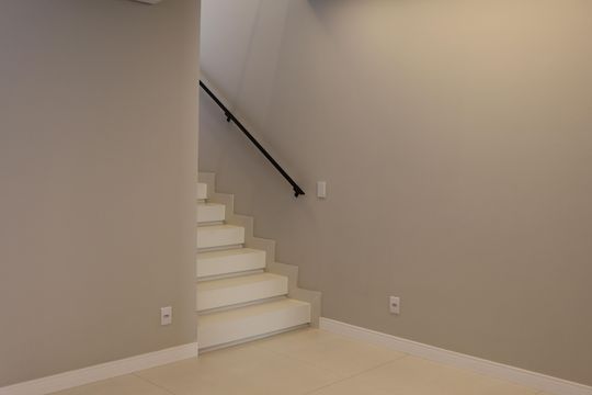 Escada de casa à venda com 3 quartos, 138m² em Votupoca, Barueri