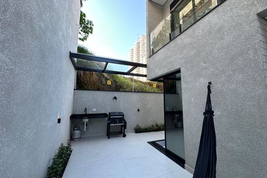 Quintal de casa à venda com 3 quartos, 138m² em Votupoca, Barueri