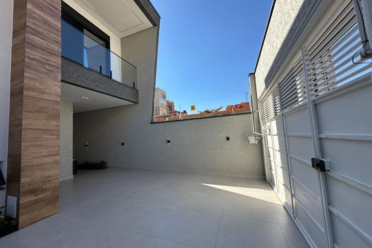 Garagem de casa à venda com 3 quartos, 138m² em Votupoca, Barueri