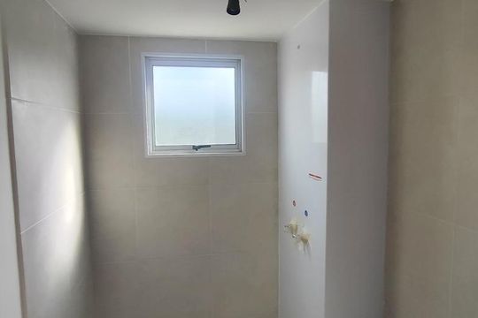 Banheiro de apartamento para alugar com 2 quartos, 42m² em Taquara, Rio de Janeiro