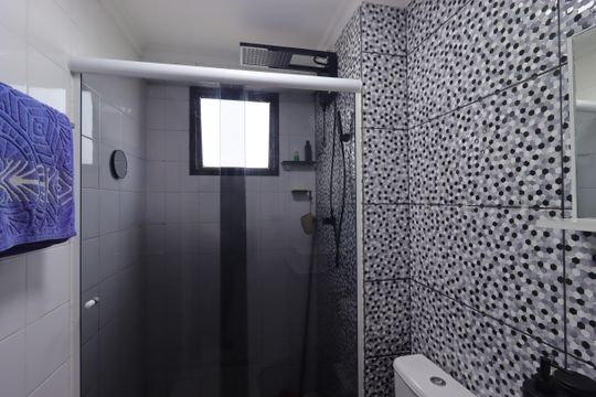 Banheiro de apartamento à venda com 2 quartos, 69m² em Vila Vilma, Santo André