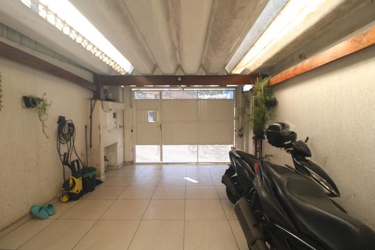 Garagem de casa à venda com 3 quartos, 110m² em Jardim Santa Cruz (campo Grande), São Paulo