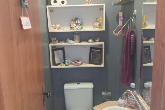 Banheiro de casa de condomínio à venda com 2 quartos, 96m² em Vila Nova, Porto Alegre