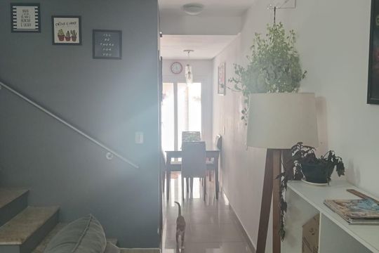 Sala de casa de condomínio à venda com 2 quartos, 96m² em Vila Nova, Porto Alegre