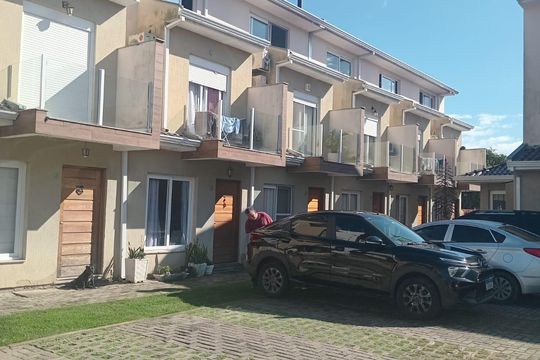 Fachada de casa de condomínio à venda com 2 quartos, 96m² em Vila Nova, Porto Alegre
