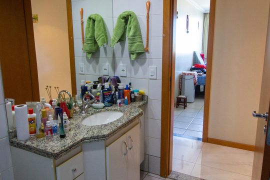 Banheiro da Suíte de apartamento à venda com 3 quartos, 97m² em Csb 7, Brasília