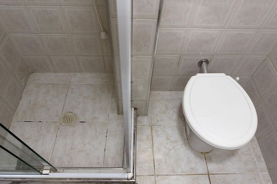 Banheiro de apartamento para alugar com 1 quarto, 70m² em Gonzaga, Santos